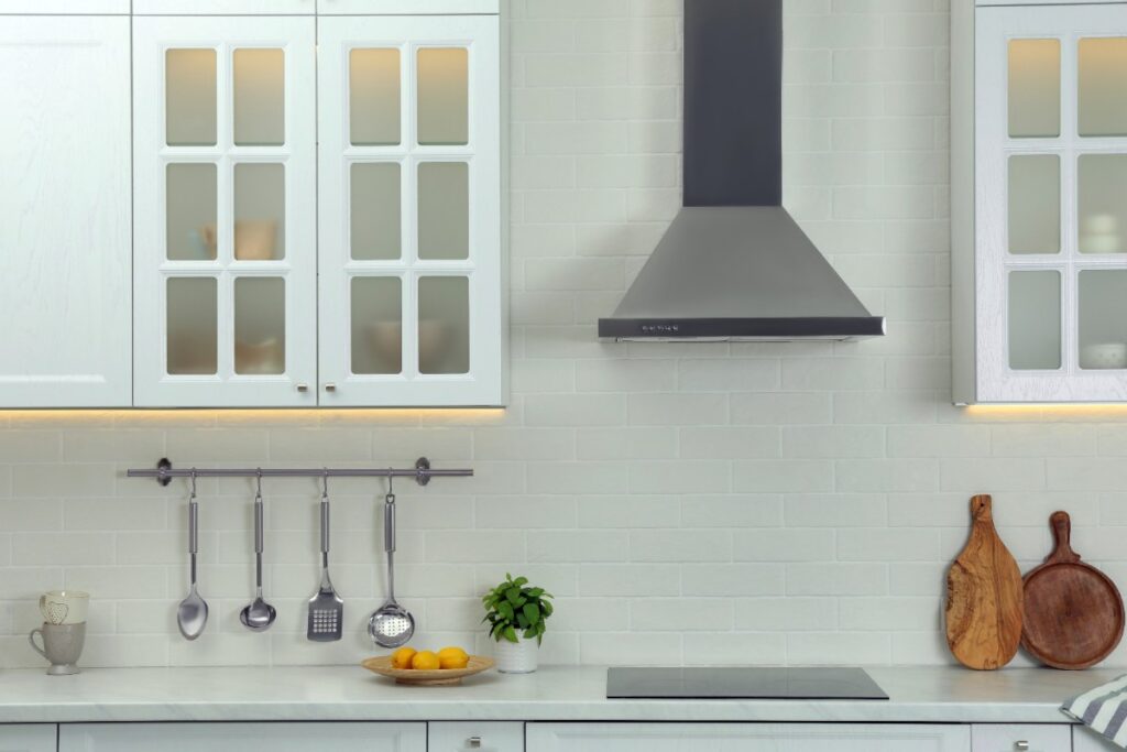 Une cuisine moderne avec un comptoir et des ustensiles