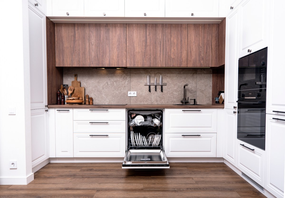 Une cuisine moderne avec un lave-vaisselle