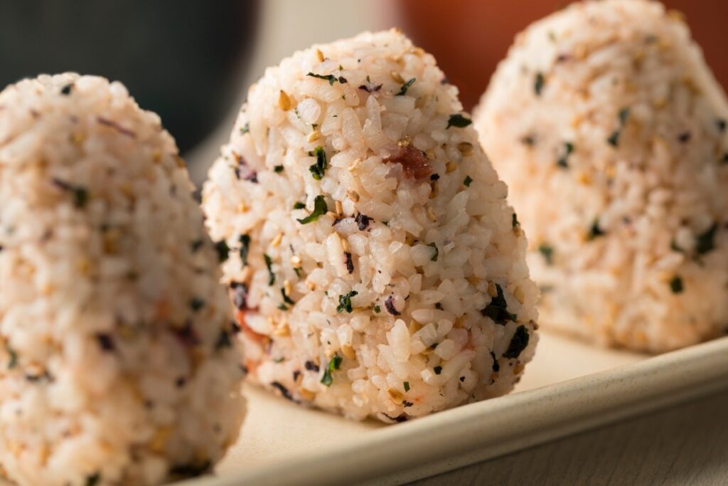 Délicieuses boulettes de riz sur une assiette