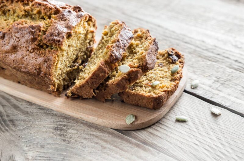 Un délicieux cake tranché sur une planche à découper