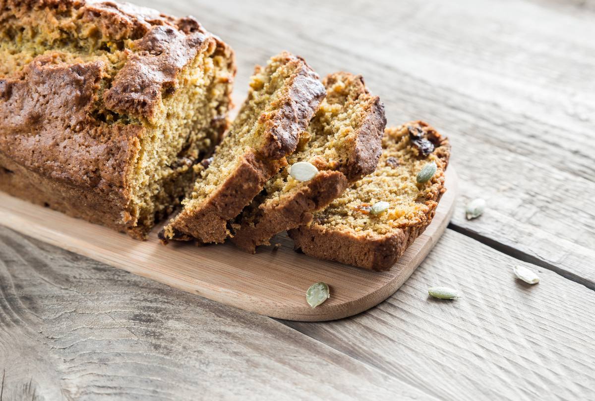 Un délicieux cake tranché sur une planche à découper