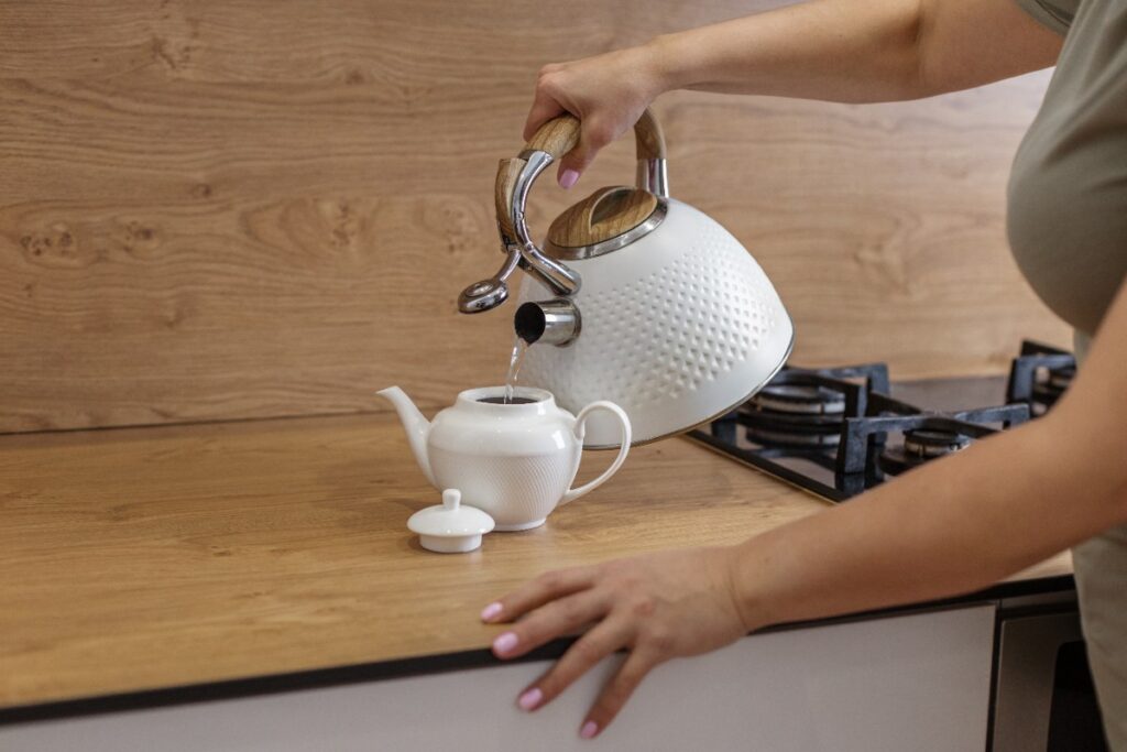 Une femme préparant du thé dans la cuisine