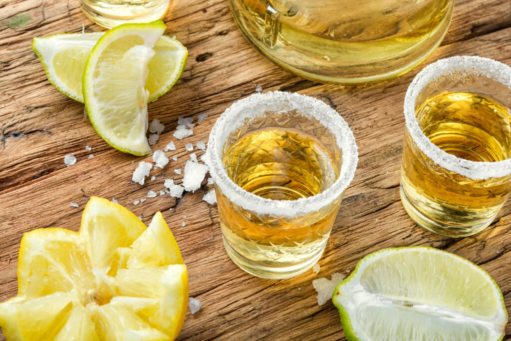 Ingrédients nécessaire à la fabrication de spritz limoncello étalés sur une table