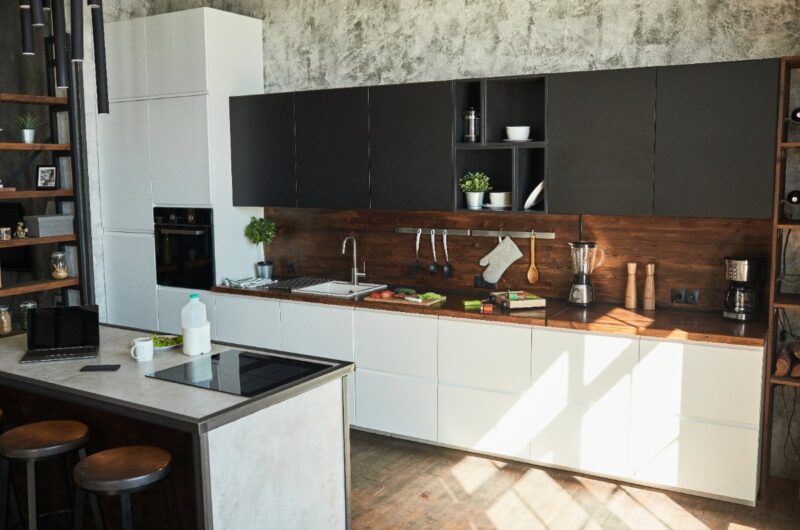 Intérieur de cuisine moderne avec un îlot et des éléments en bois