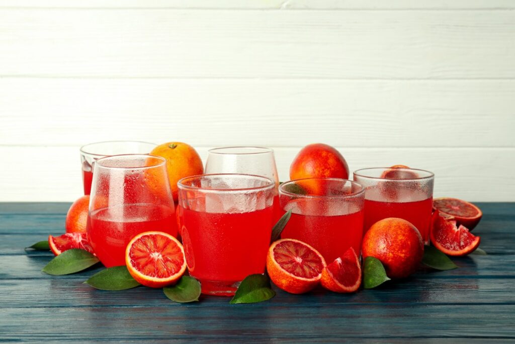Jus d'orange rafraîchissant et des fruits sur le comptoir