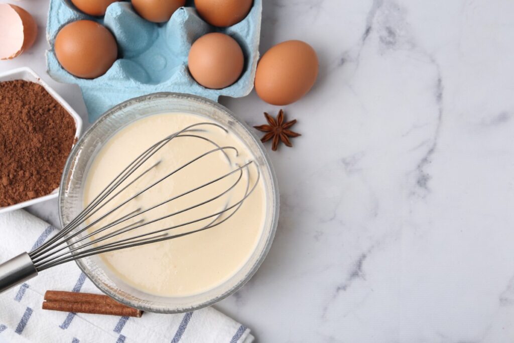 Des oeufs battus dans un bol sur la table