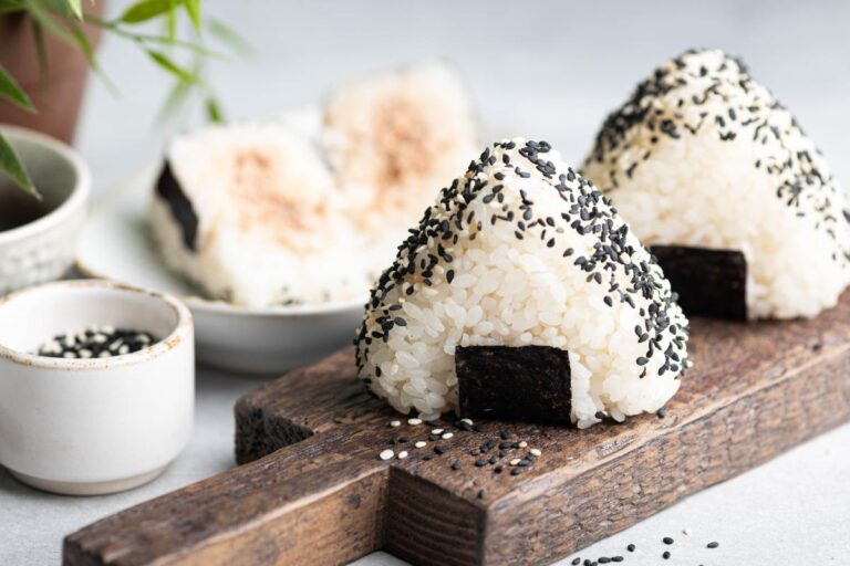 Onigiri avec des algues et de sésames