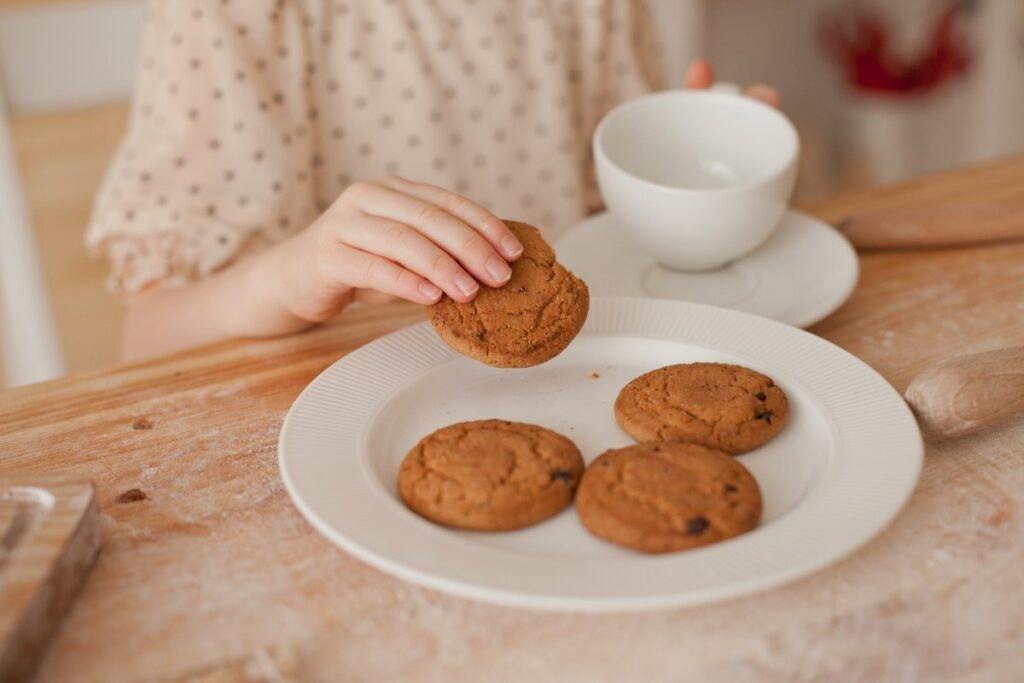Une personne mangeant du cookie avec du lait