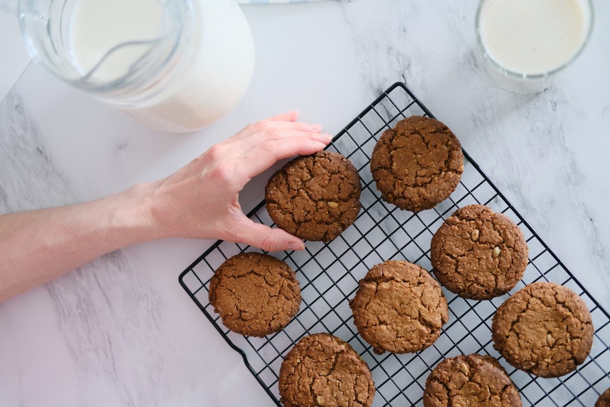 Une personne prenant du cookie