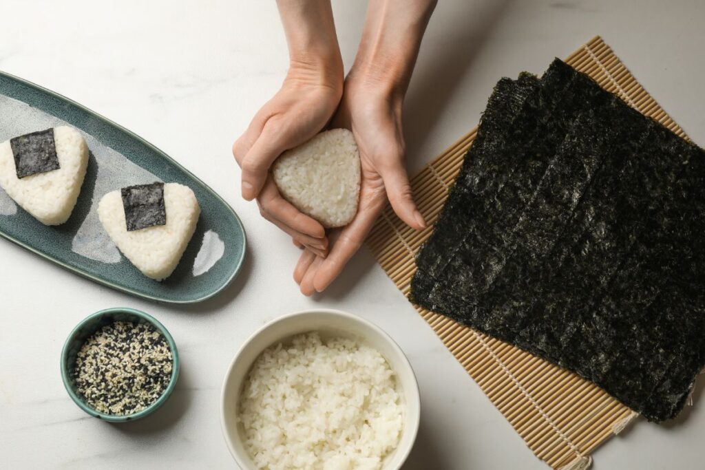 Une personne préparant de l'onigiri sur la table