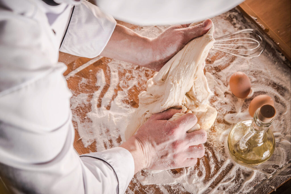Un chef italien pétrit la pâte dela pinsa romana