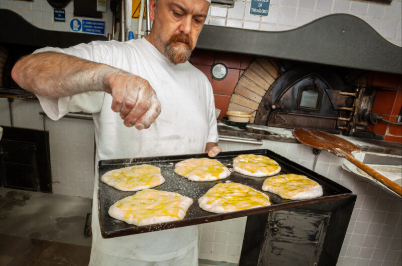 Un chef italien réalise avec minutie sa pâte pinsa romana
