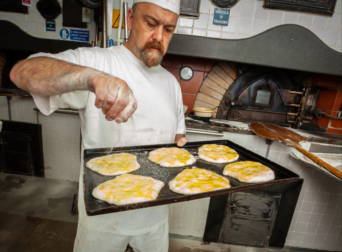 Un chef italien réalise avec minutie sa pâte pinsa romana