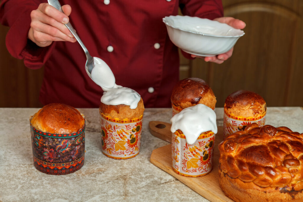 Une femme fait du baba au rhum à la maison en s'inspirant des recettes de grand-mère