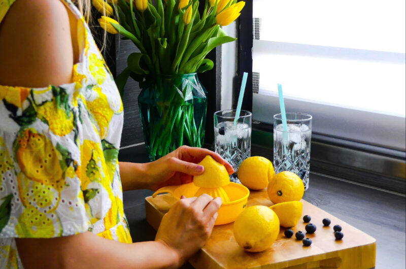 Une femme prépare une bonne recette de limoncello