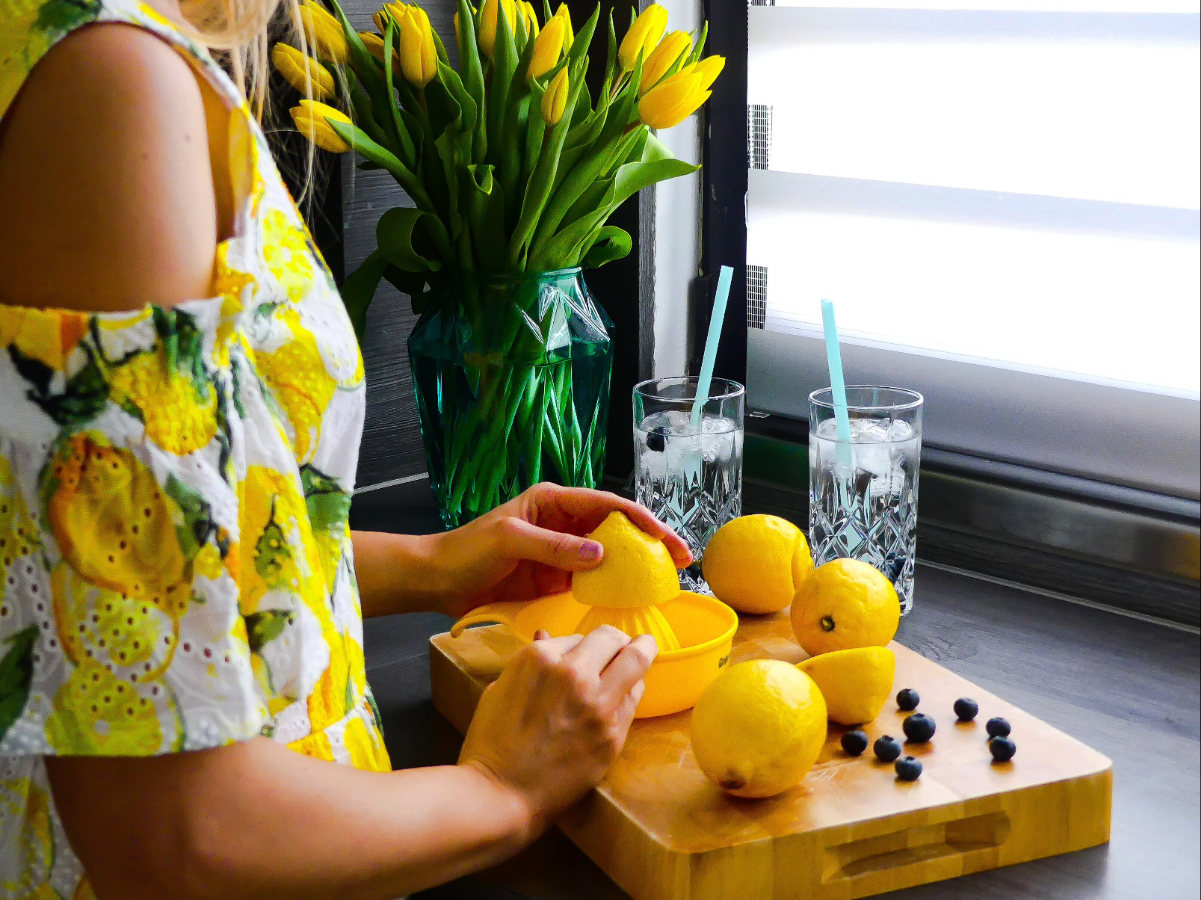Une femme prépare une bonne recette de limoncello