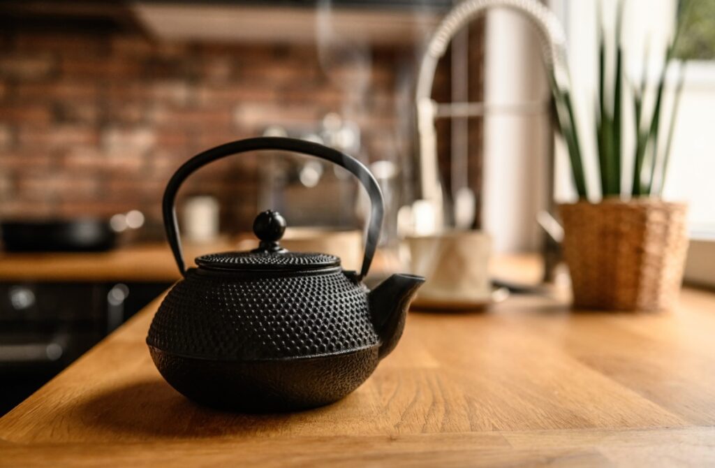 Une théière noire sur la table