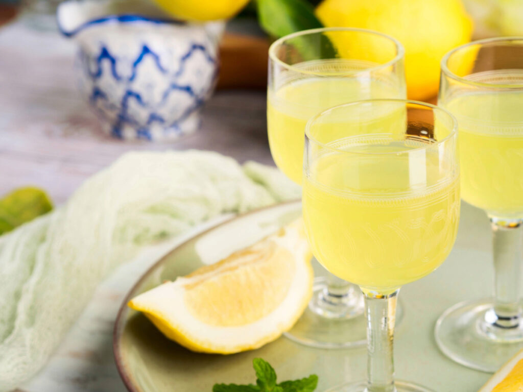 Les types de citrons à utiliser pour les recettes de limoncello étalés sur la table de préparation